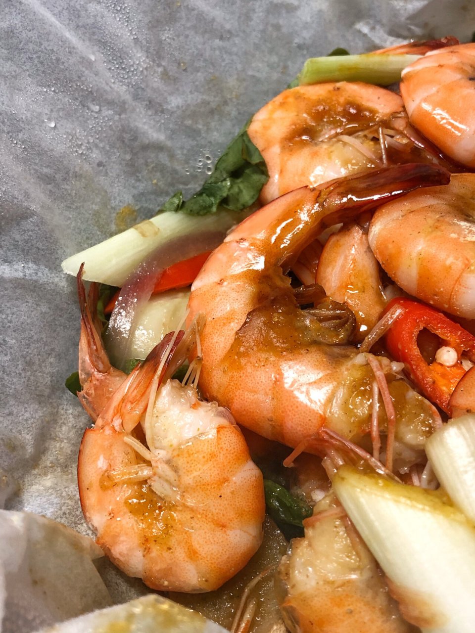 懒人菜系列 【纸包虾】硅油纸铺上生菜和爆香后的洋葱,蒜瓣;控干水分