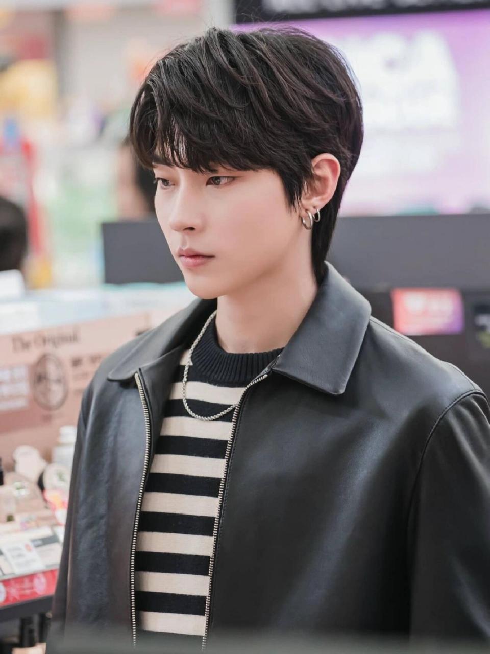 韩国明星no.37-黄寅烨ins图片