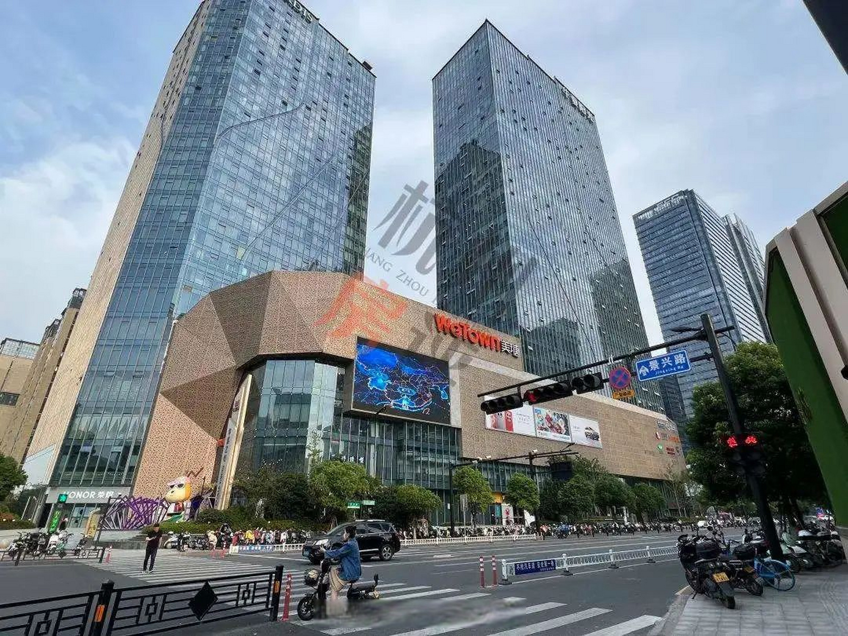 【#万达将接管杭州奥克斯广场# 】据企查查app显示,日前,珠海万达商业