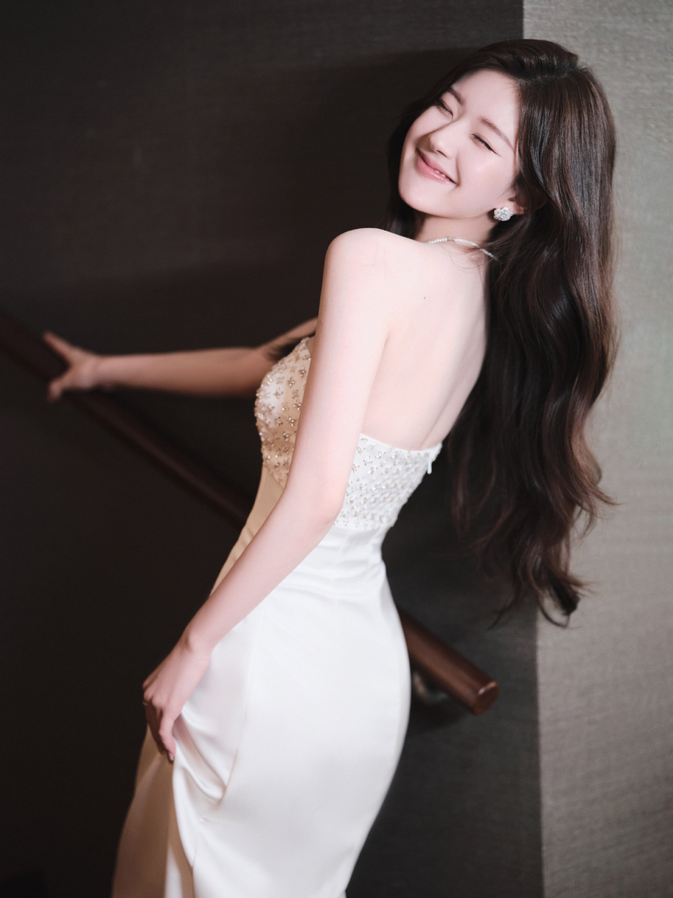 赵露思白色抹胸裙,香肩锁骨,纤美动人