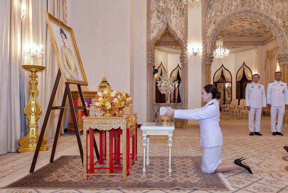 泰国下跪泰国王宫跪拜礼印度小女孩跪拜释迦摩尼法相佩通坦给拉马什市