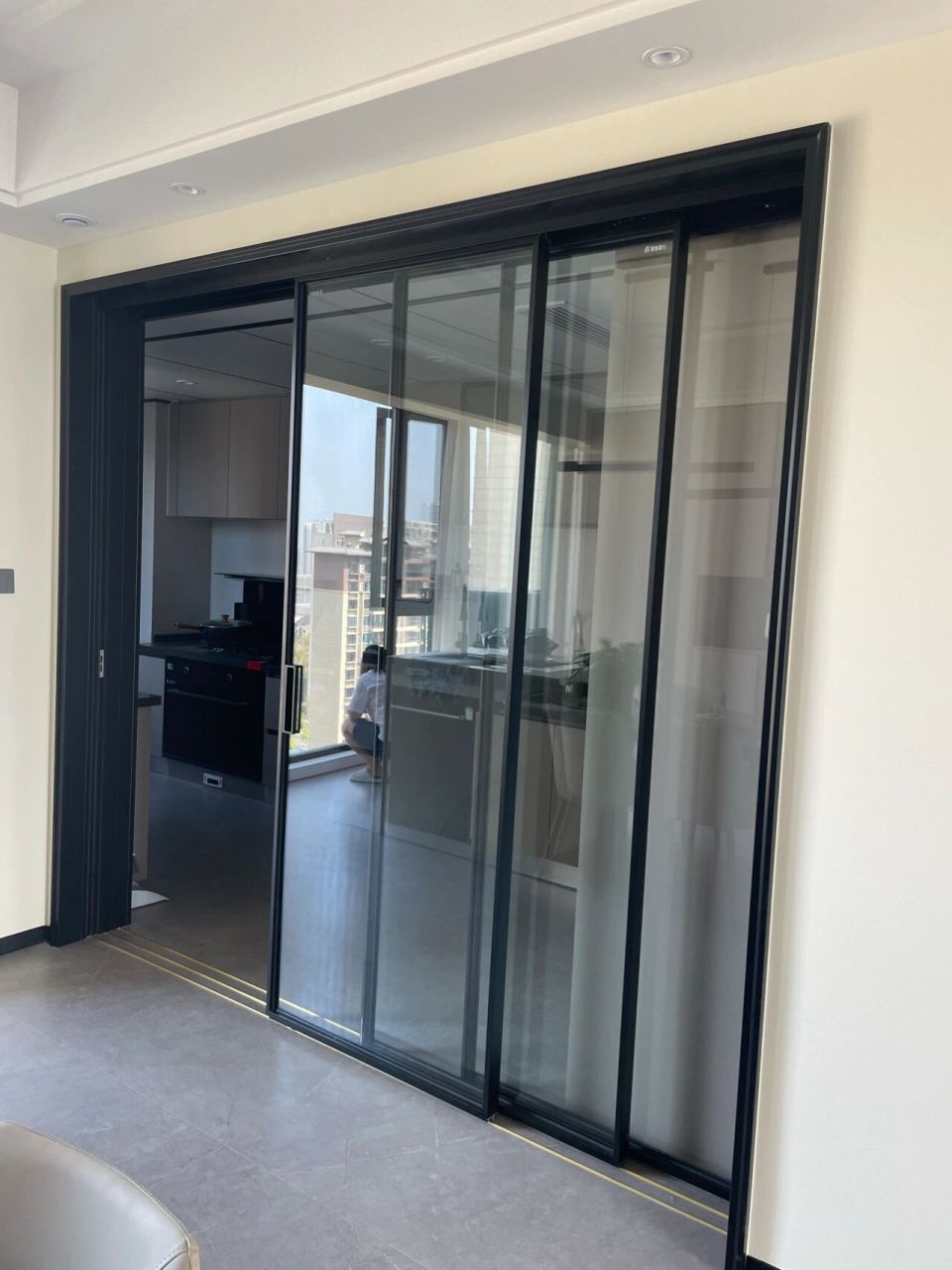 首先门洞的宽度最好在1米8以上,这样它的使 当下流行的3联动推拉门