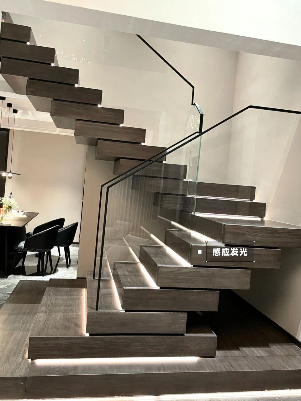 楼梯选用的是实木踏板 因为考虑到光脚踩着会比较舒服这个楼梯做评创
