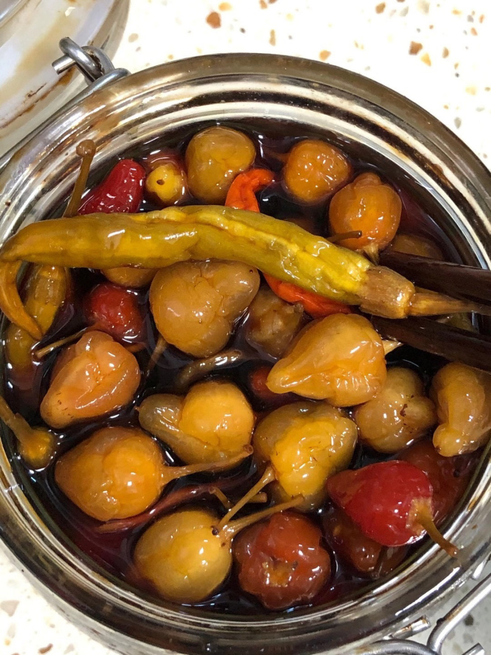 自制小泡椒 去年自己做的已经吃完 今年继续 我的做法:1,彩椒洗净晾干