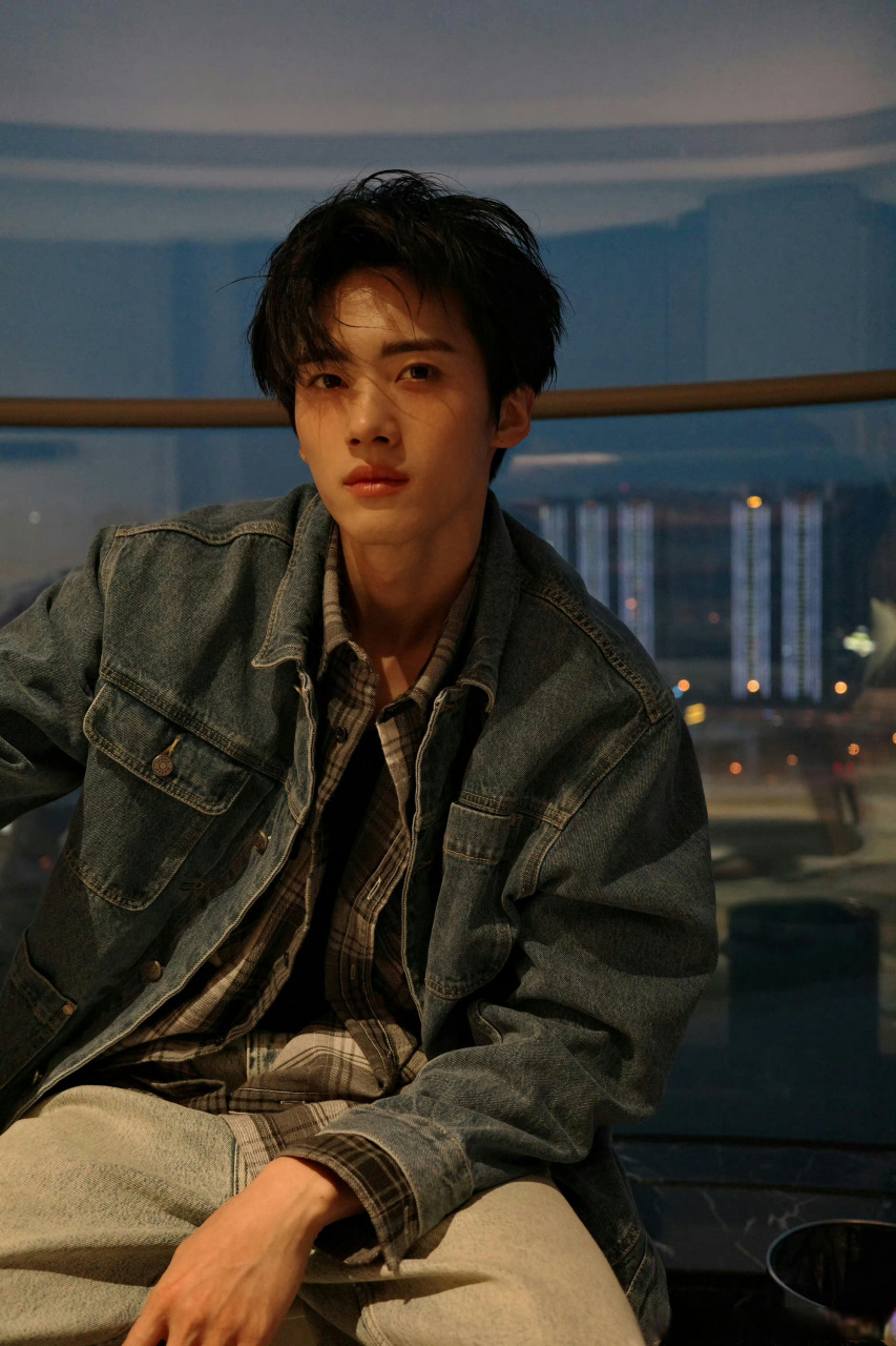 闫桉桑延适配度#闫桉身高一米八,皮肤白皙,真的好像漫画里走出来瞪＃