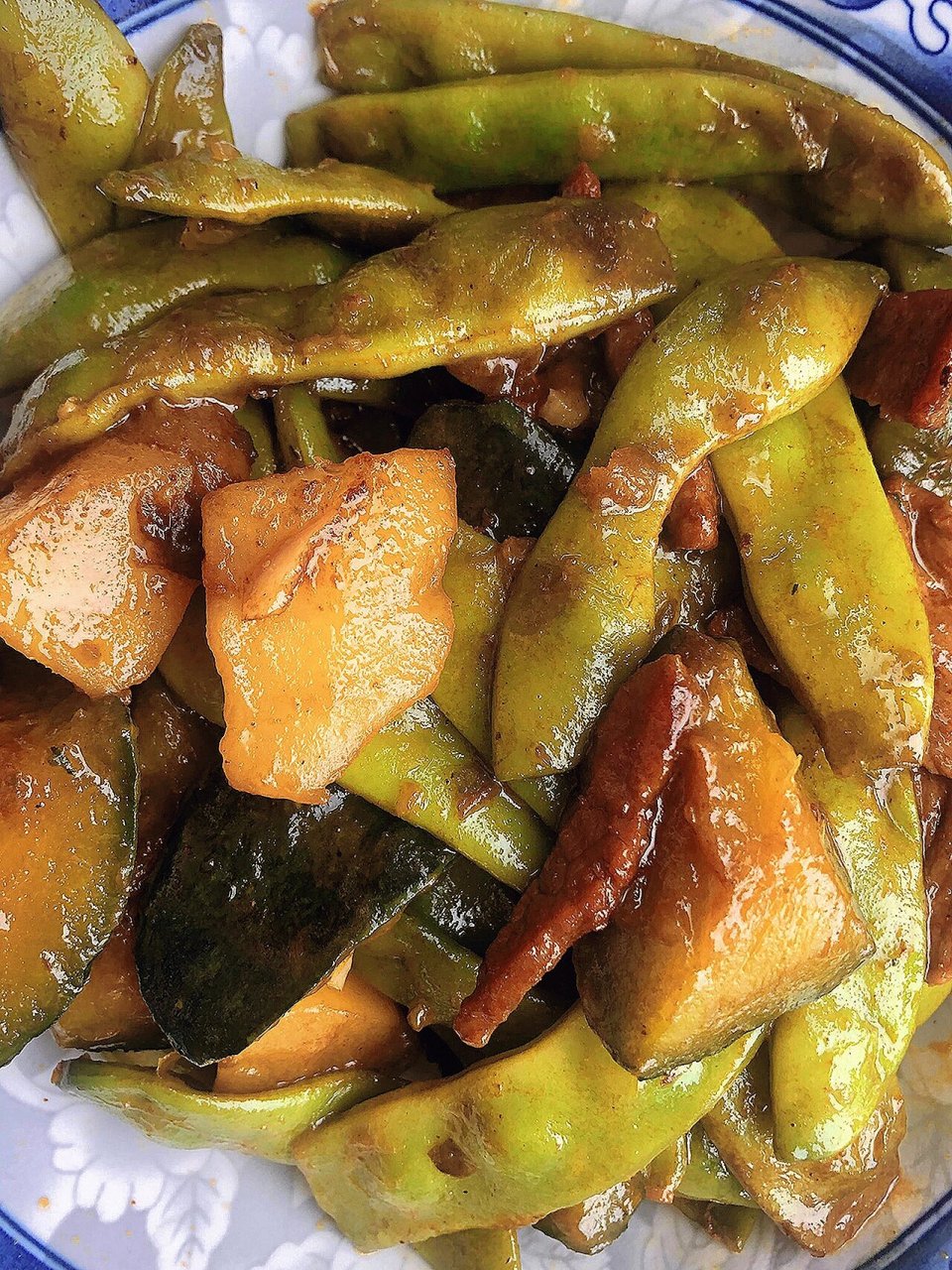 超级下饭的肉炖豆角土豆南瓜 食材:猪瘦肉,油豆,土豆,贝贝南瓜,蒜 1