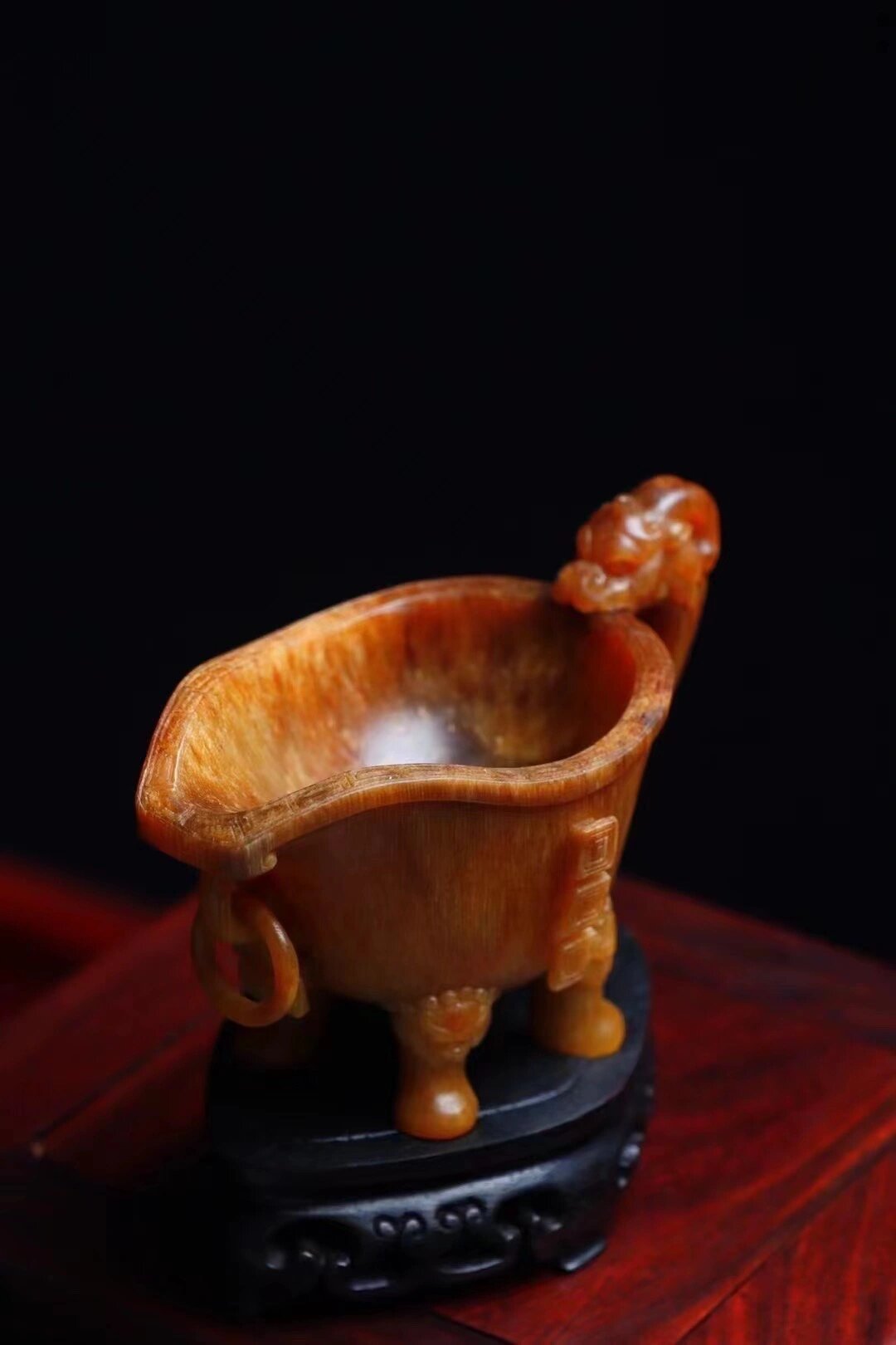 皮毛犀制品·光道玉爵杯 皮毛犀制品·光道玉爵杯 玉爵杯是北京市定陵