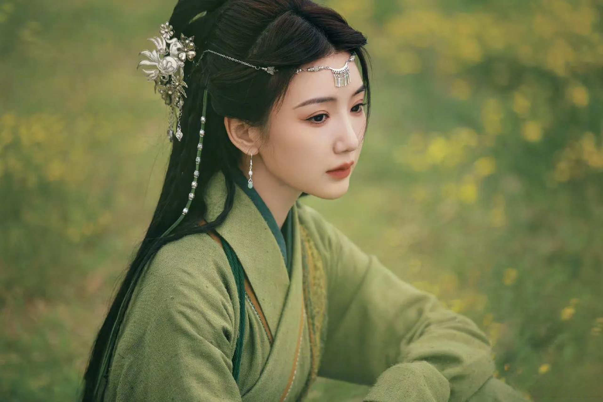 毛晓彤身穿一身青衣的古装造型真的很美,云襄传要是用这样的造型也就