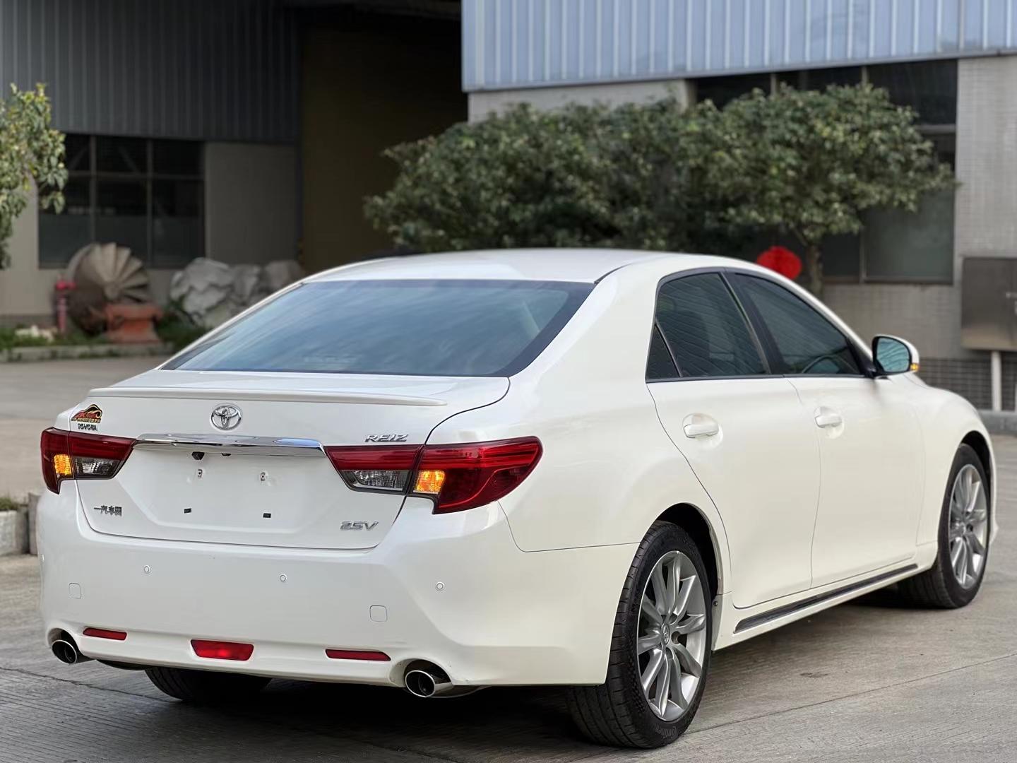 新上市2015年丰田锐志2.