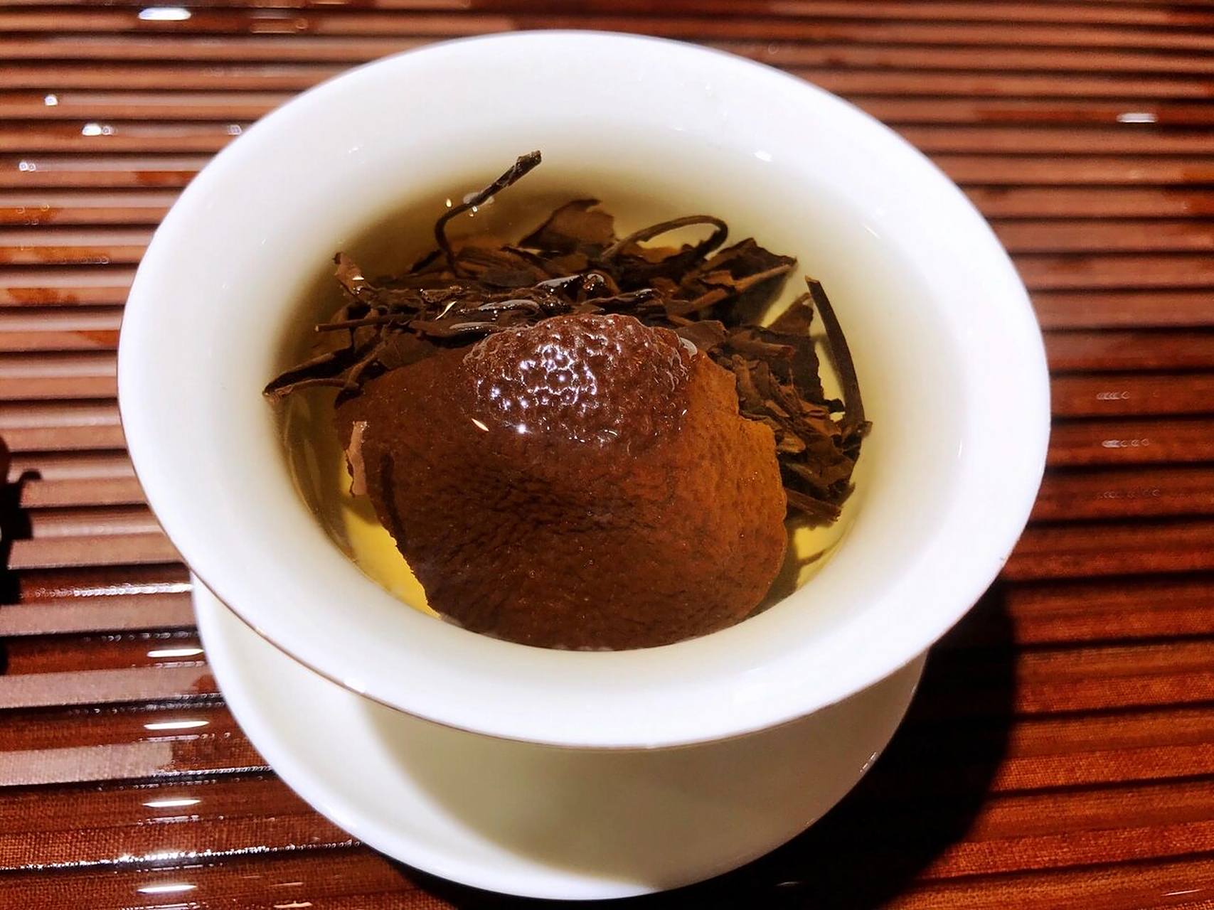 陈皮白茶,感冒咳嗽人群的福利茶 1.陈皮性温,味辛苦,入脾,肺经. 陈皮