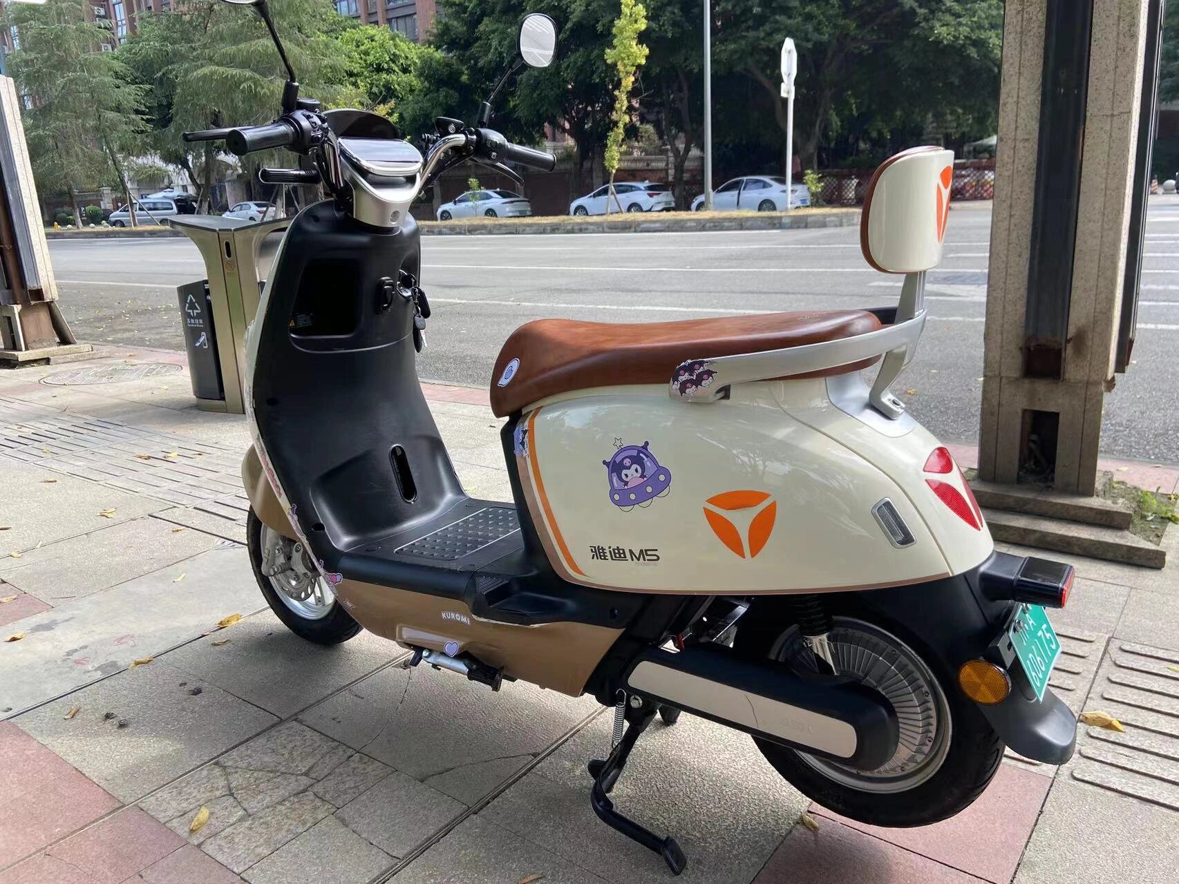 成都转让电动车,雅迪冠能m5顶配双碟刹