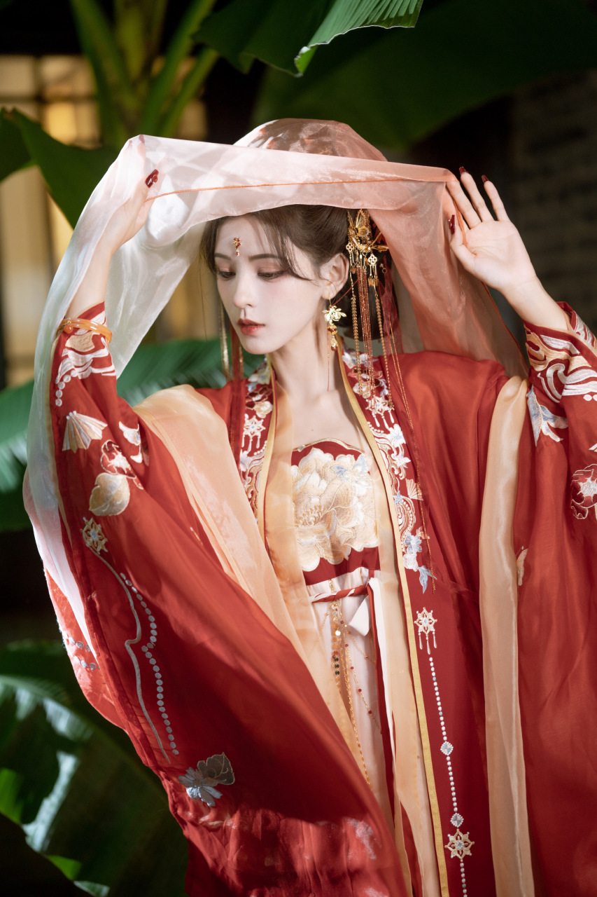 张予曦国风大典唯美造型:一袭红衣,一眸,一笑,是心动.