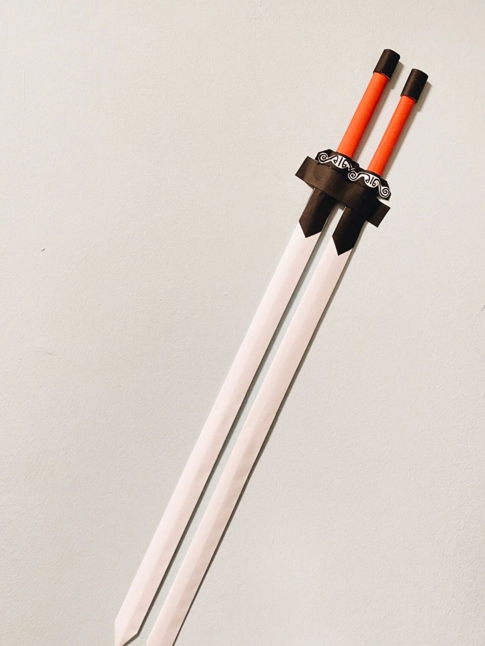 折纸·武器:刘备的双股剑 最近在回顾电视剧《三国演义》,觉得刘备的