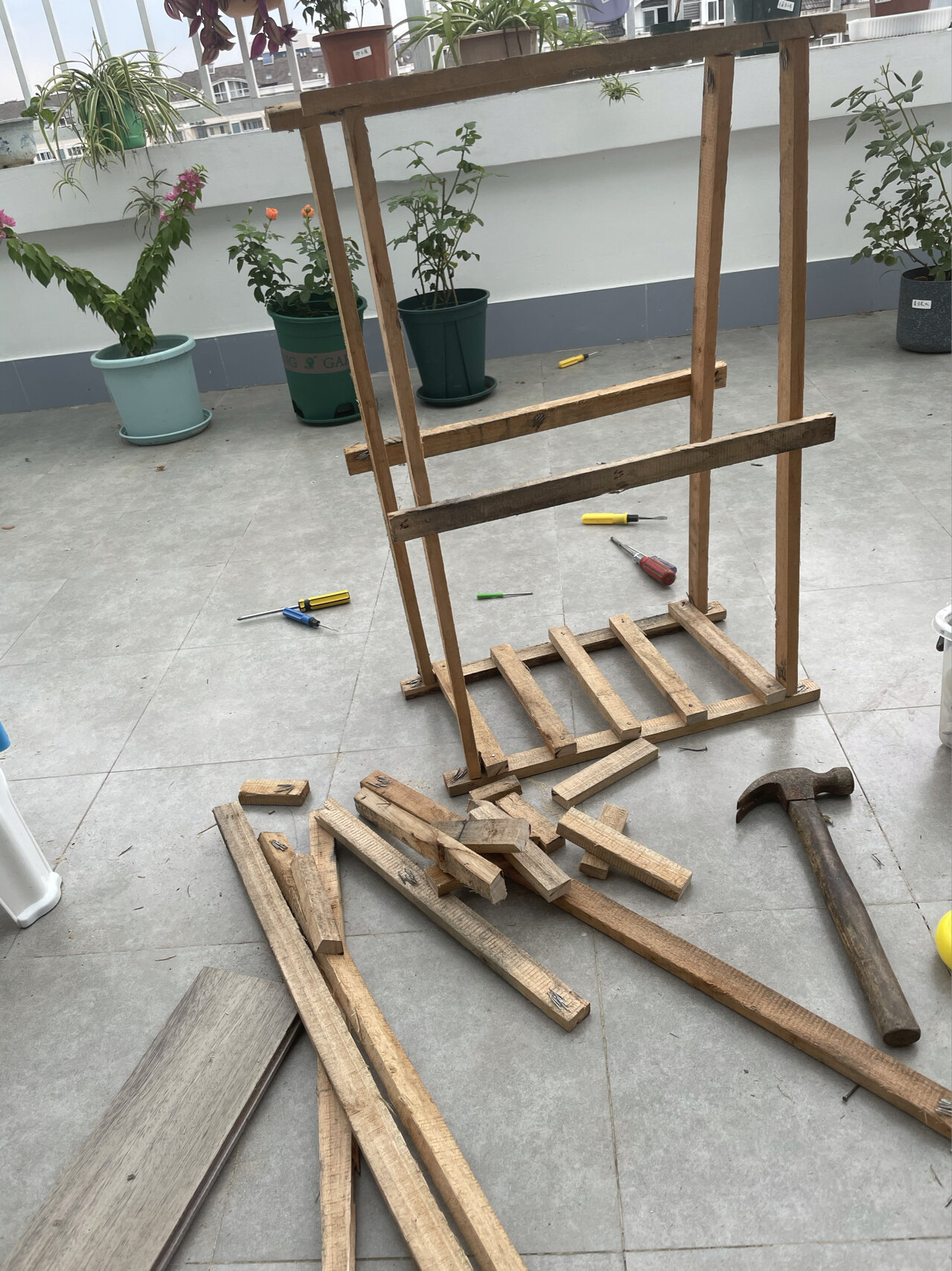 diy自做花架 上次买床头柜,快递打包来的一堆木头,终于利用起来了,我