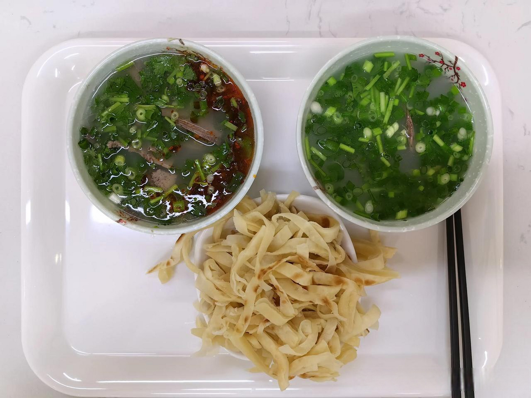 两碗牛肉汤,一碗饼丝,猜猜这是哪里的典型吃法?