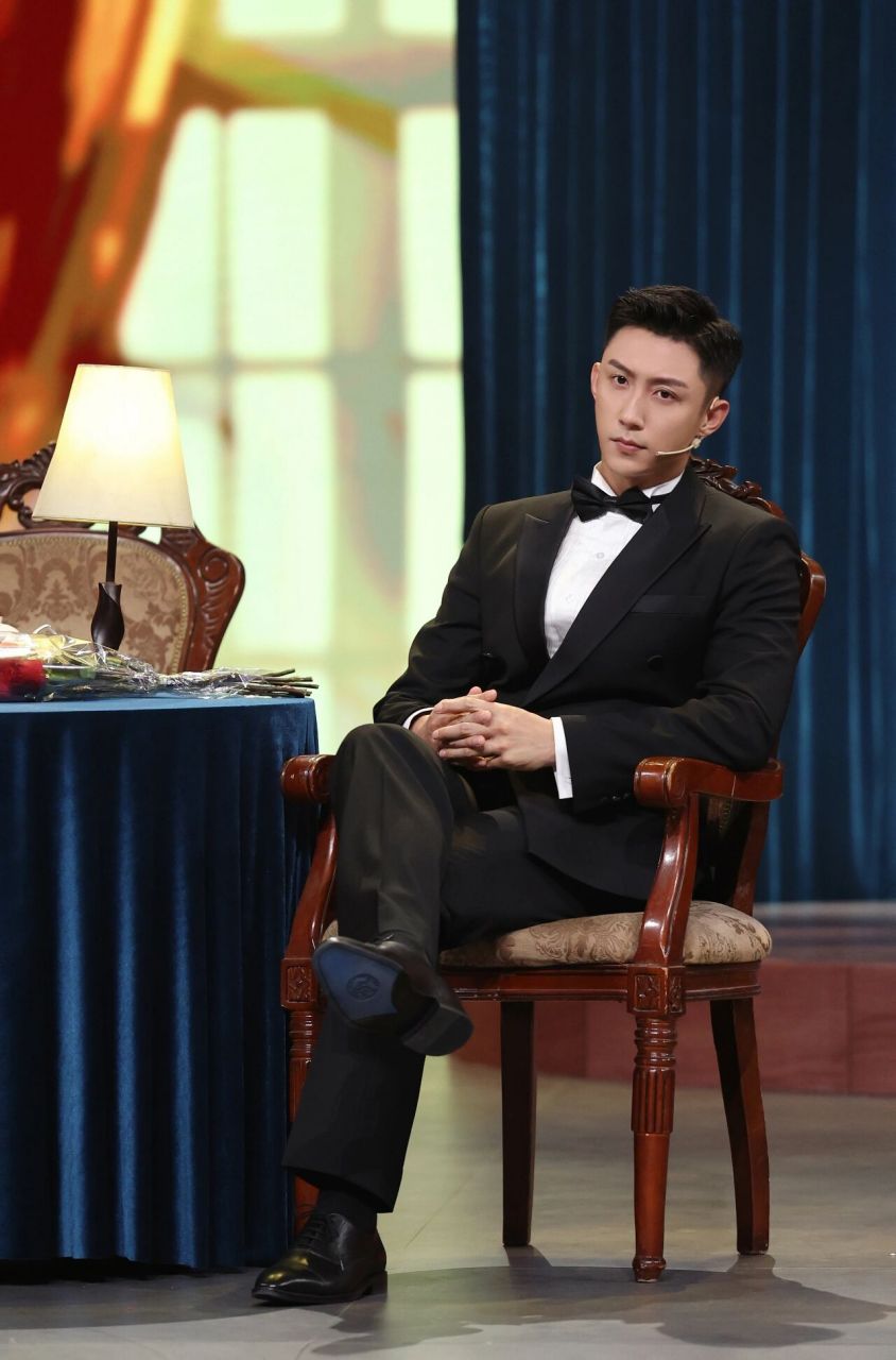 黄景瑜正装皮鞋黑袜    好像有点拍的胖了些?王牌对王牌