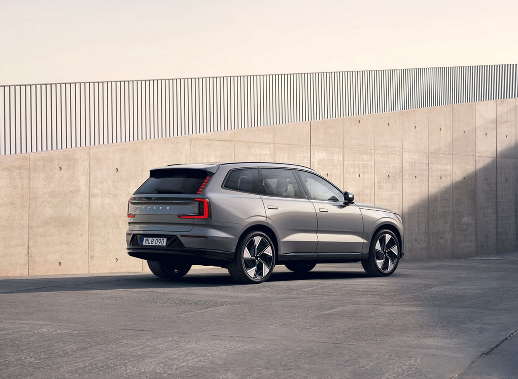 日前,沃尔沃纯电suv——ex90迎来中国首秀,新车基于沃尔沃原生spa 2