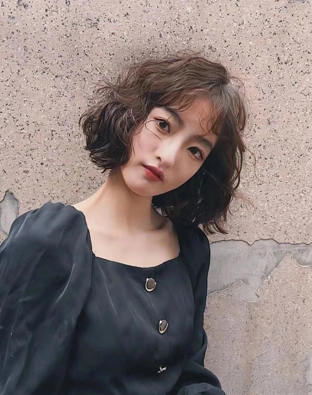 "羊毛卷"短发 短发羊毛卷的外形软绵绵,给人很温暖的感觉,非常的洋气