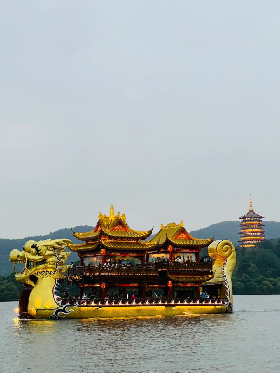 这艘游船是杭州西湖的游船天花板了吧? 这几天遛弯西湖! 真的太美了!