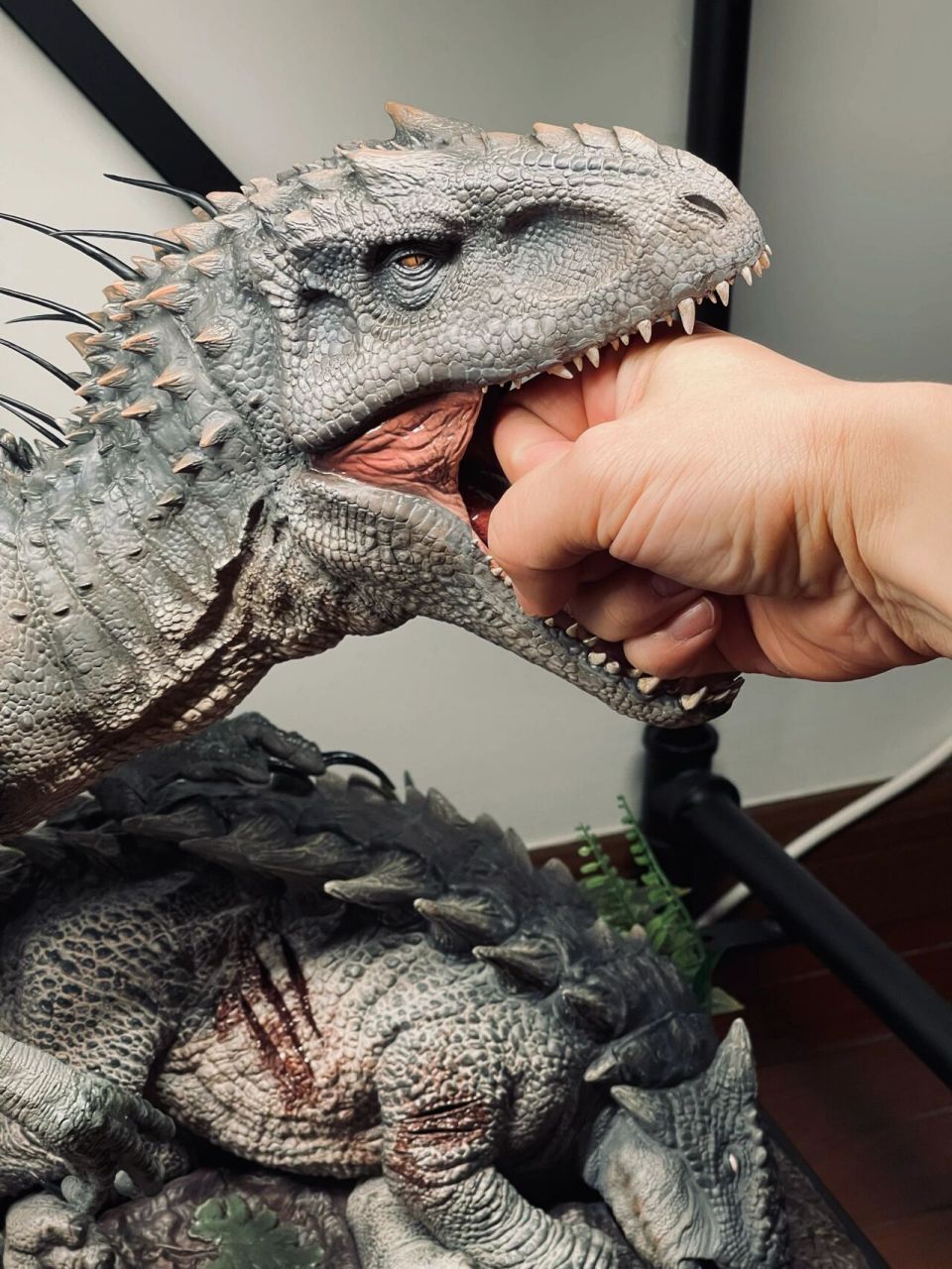 侏罗纪世界～暴虐霸王龙 个人感觉整体细节精致程度不如早期sideshow