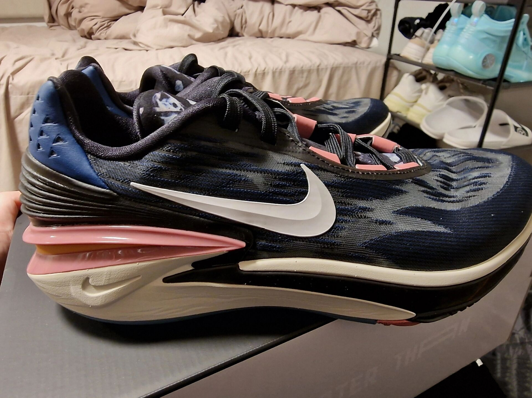 1 nike zoom gt jump 我购买的是非ep版本,所以鞋楦更窄,包裹也更好.