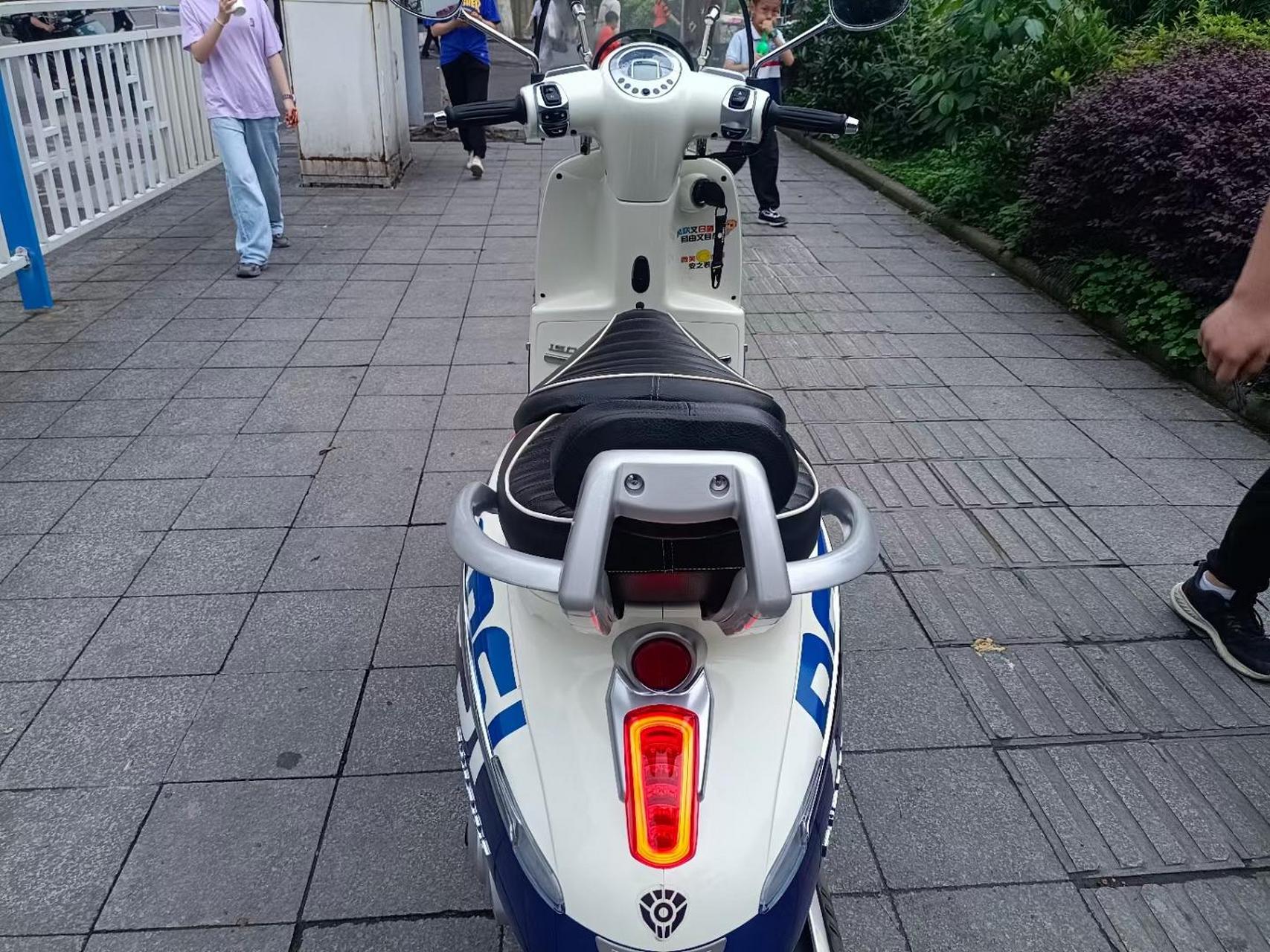 标致姜戈150踏板车,21年10上户,带abs,现在9千公里,原车主买成1万9千8