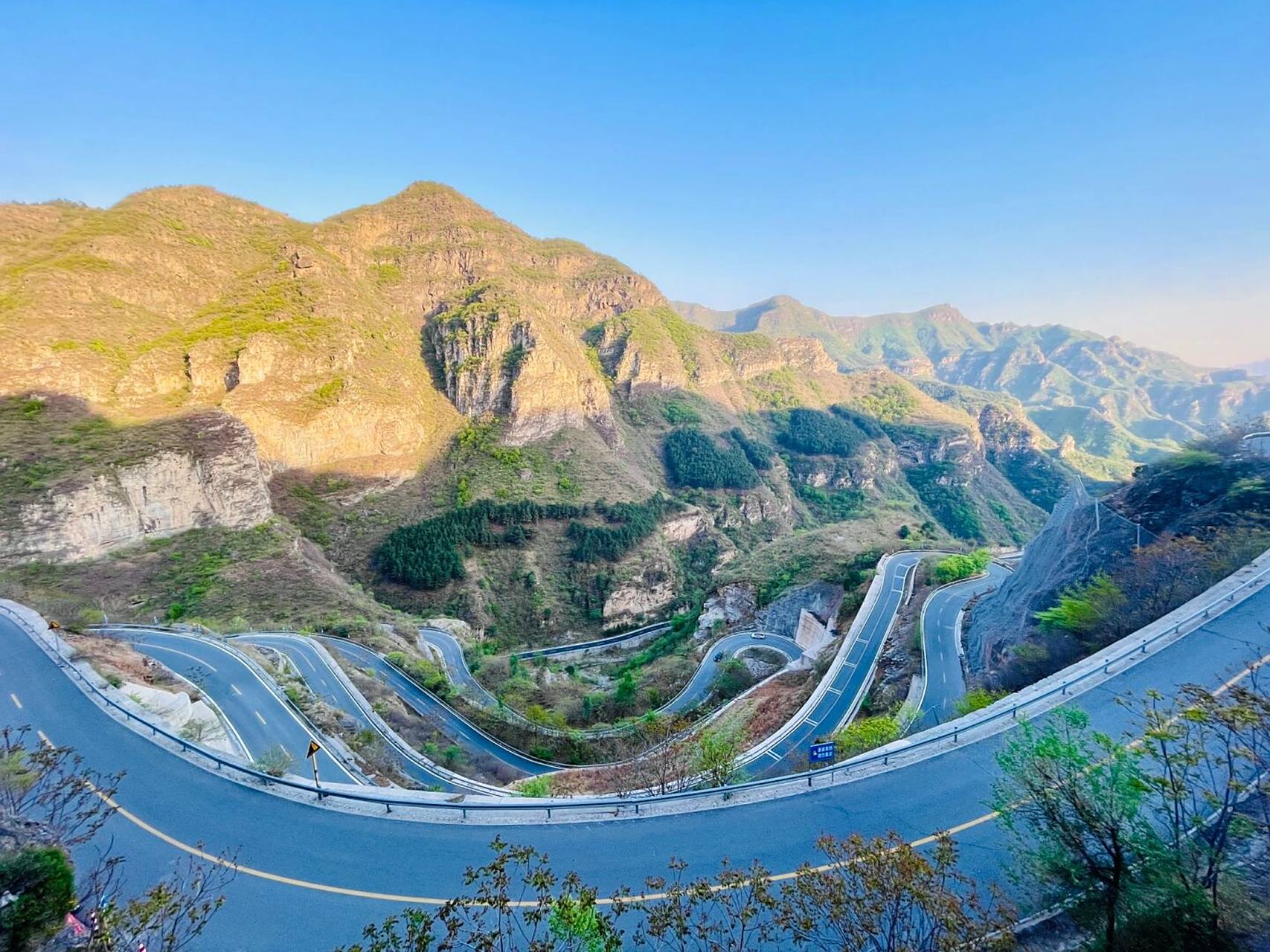 红井路是北京境内弯道最多,风景最美的一条山区公路,一路风景好像走在