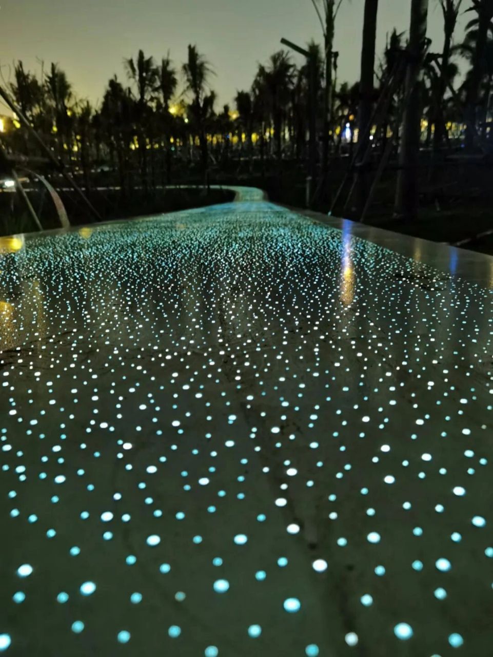 透光混凝土在园林地面中的应用美极了 透光混凝土也叫透光水泥,在园林