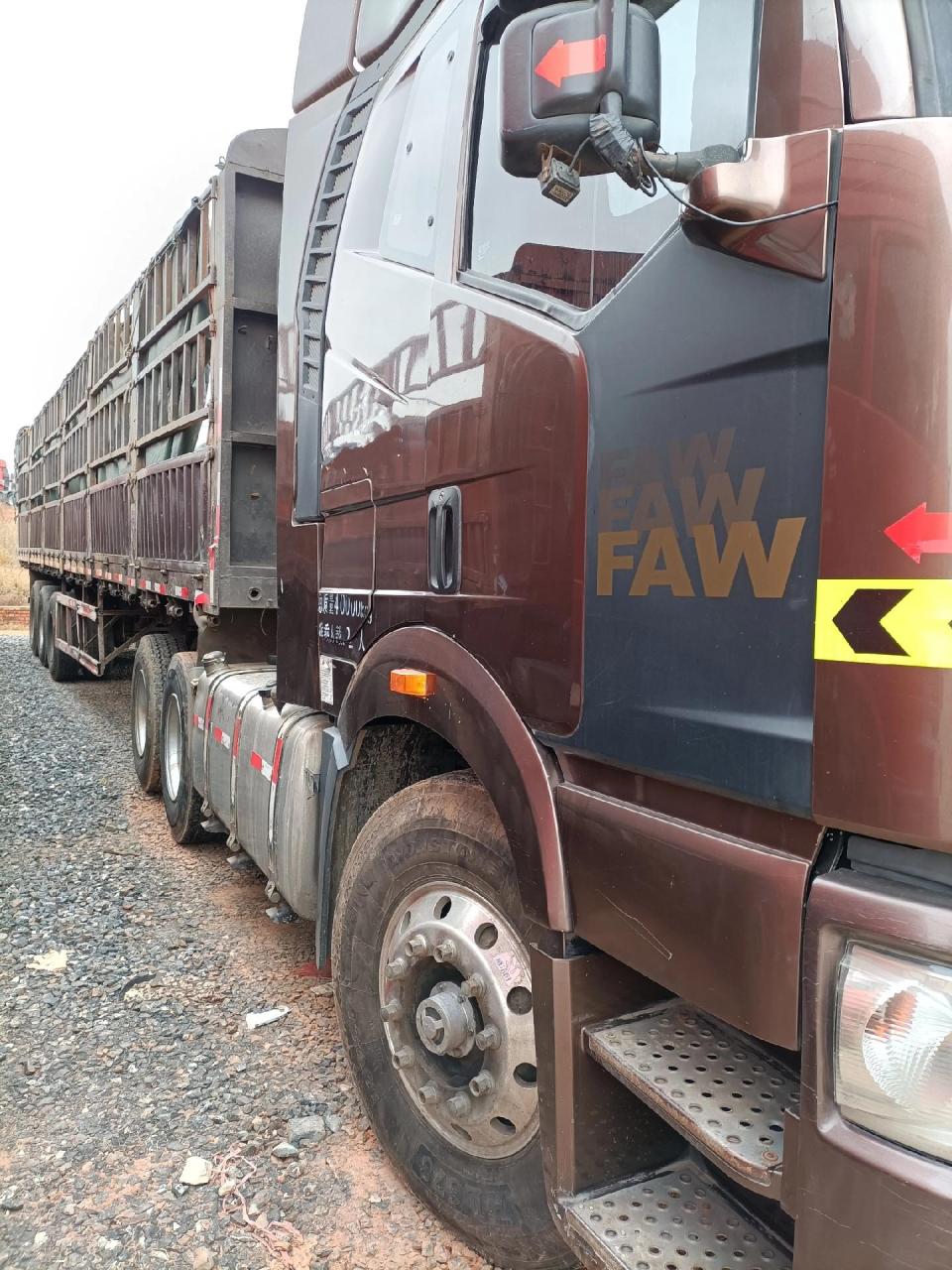 解放j6p半挂车,17年1月上户,国五排放,460马力锡柴,配13米直板高栏挂