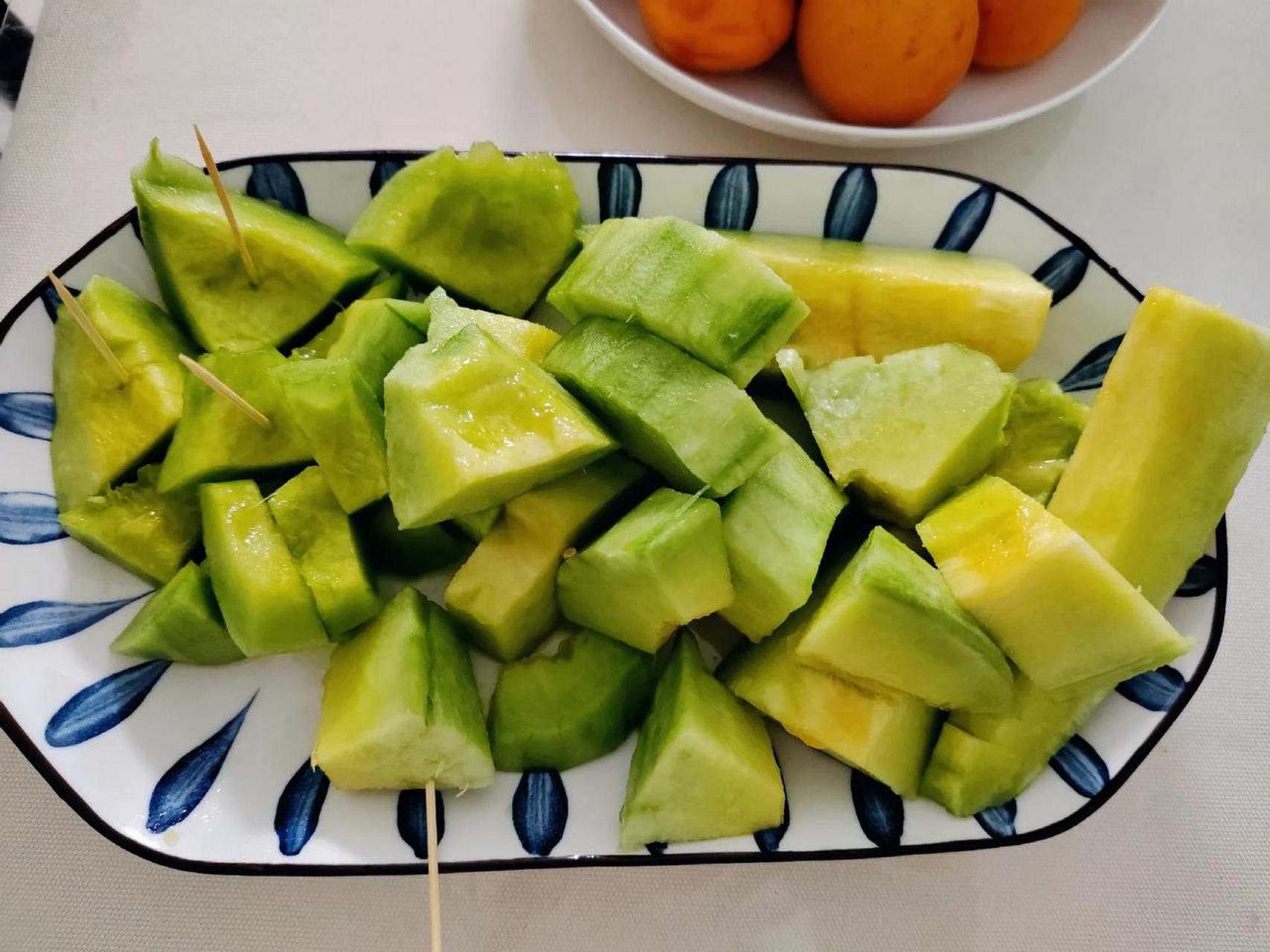 大晚上的孩子爹又切一盘甜瓜,吃完饭还没消化 ,不吃又不好意思,就吃两