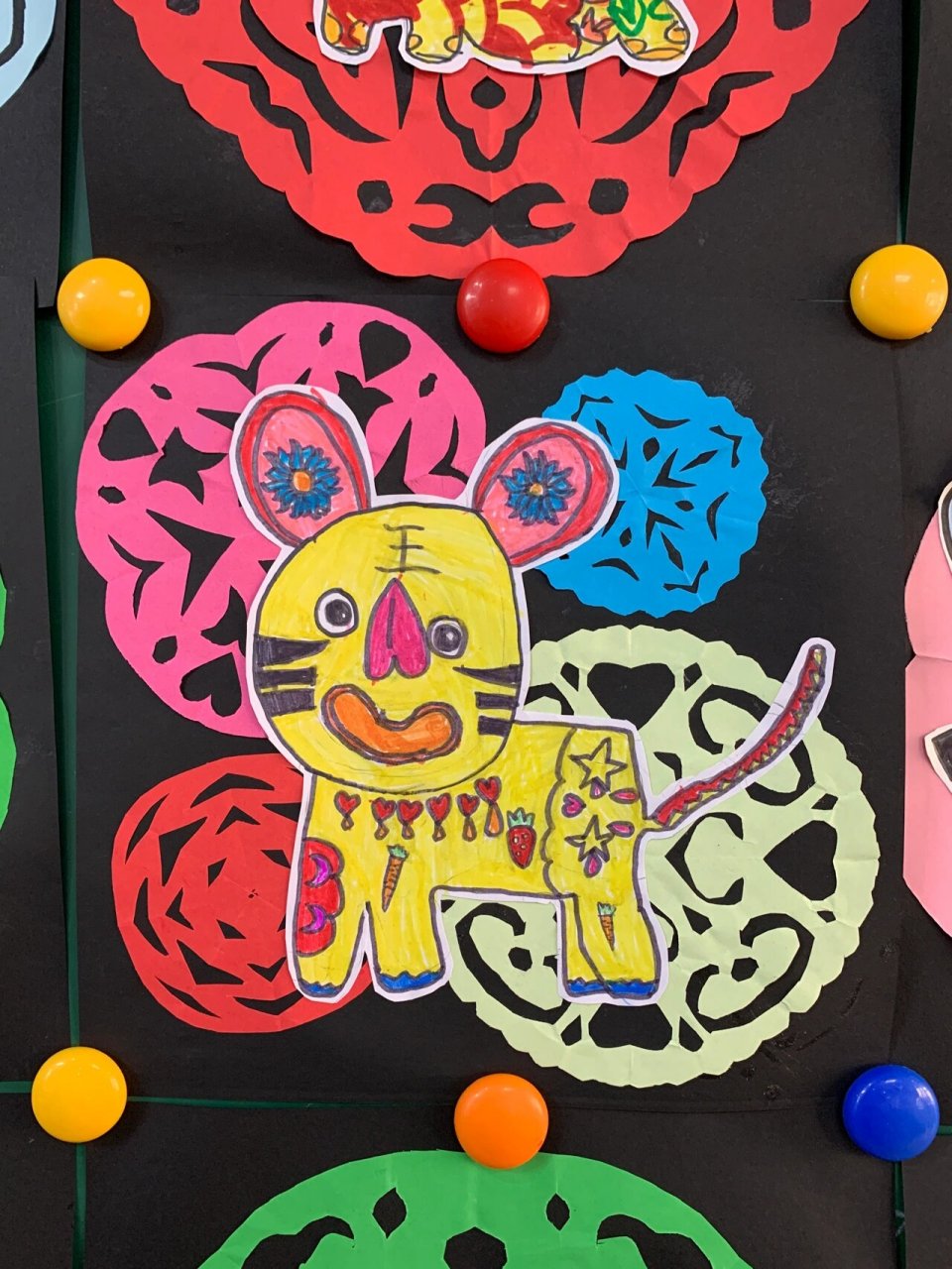 一二年级 | 美术社团 | 学生作品 96虎年迎新,团花 民间老虎剪贴画