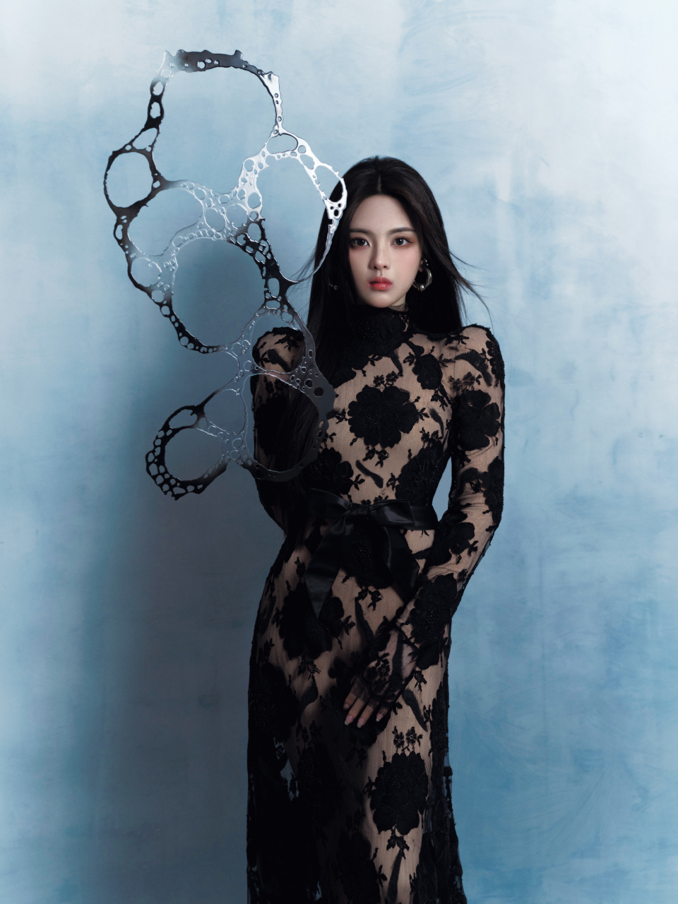 杨超越墨色蕾丝长裙风情满满