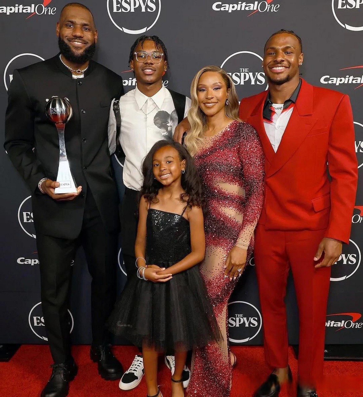 詹姆斯一家人在espy颁奖典礼