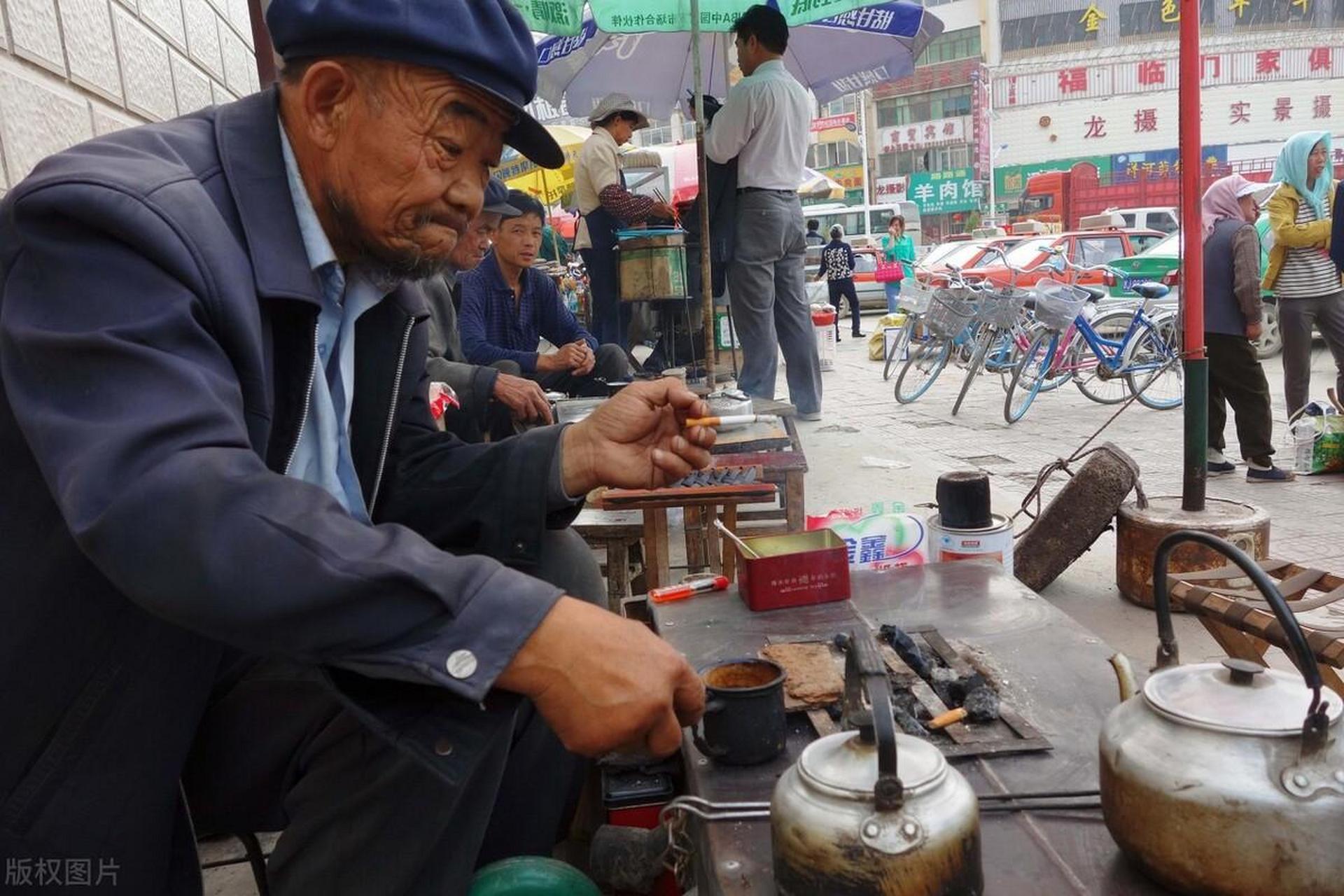 在你们家乡,"炫耀"用方言怎么说甘肃定西方言,"款","不要炫耀"就是"赞