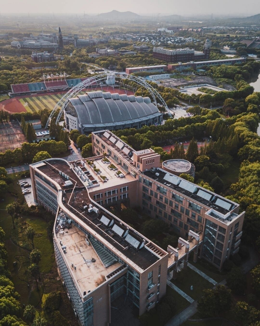 咱们学校被誉为上海最美校园之一 上海工程技术大学,简称"工程大"