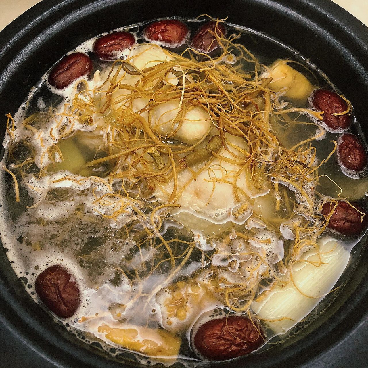 云南菜—三七炖鸡 一道简单的云南菜 食材:三七,三黄鸡,红枣,葱姜