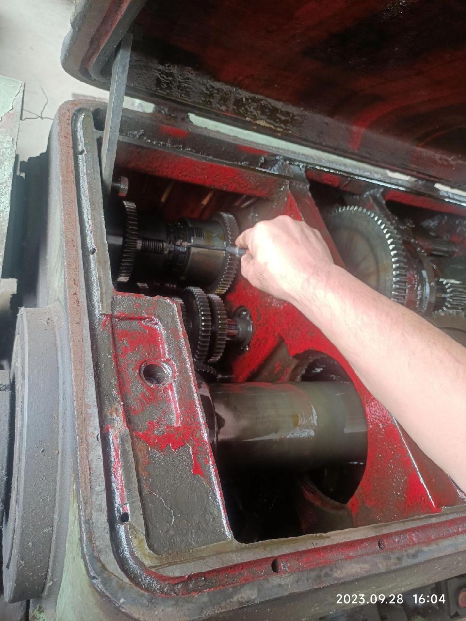 30车床,离合器只有反转没有正转,解决办法:掀开齿轮箱,顶杆支住盖子