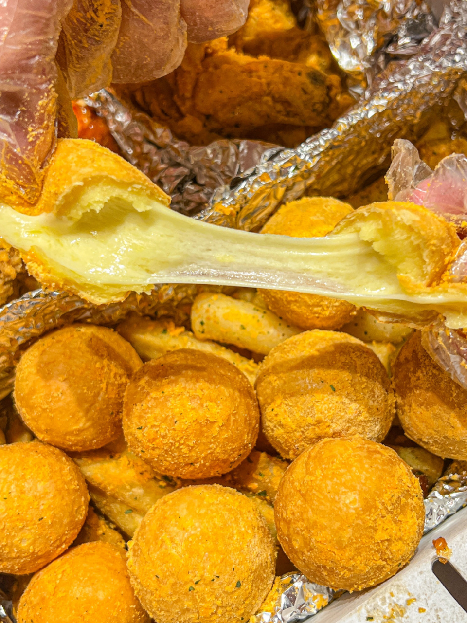 馋他家炸鸡好久终于吃到了 雪花炸鸡,洋葱奶酪味也不错 还有芝士球!