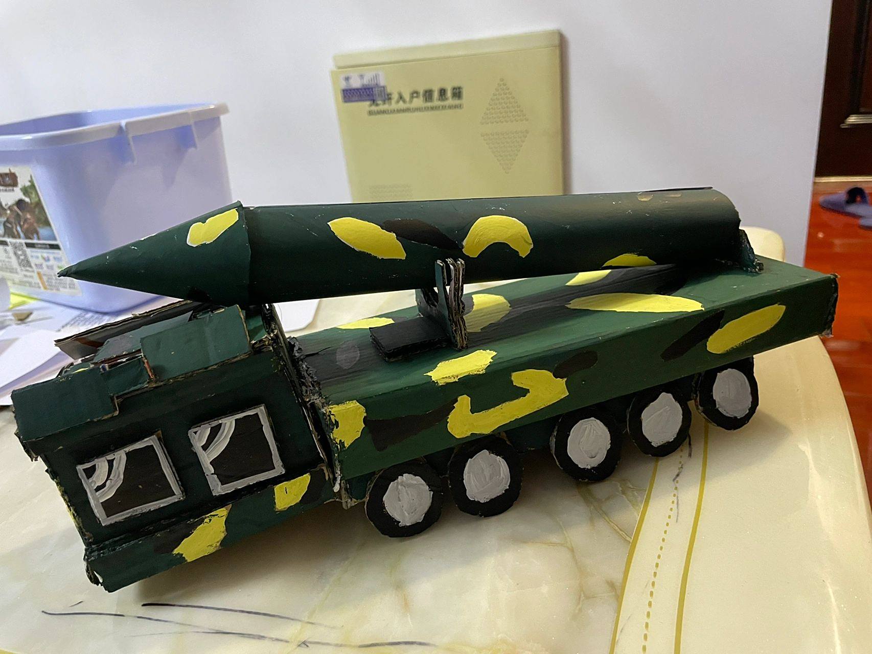 废纸箱n集:手工导弹车…国庆来了我最爱国 小闺女小班了 小班后第一次