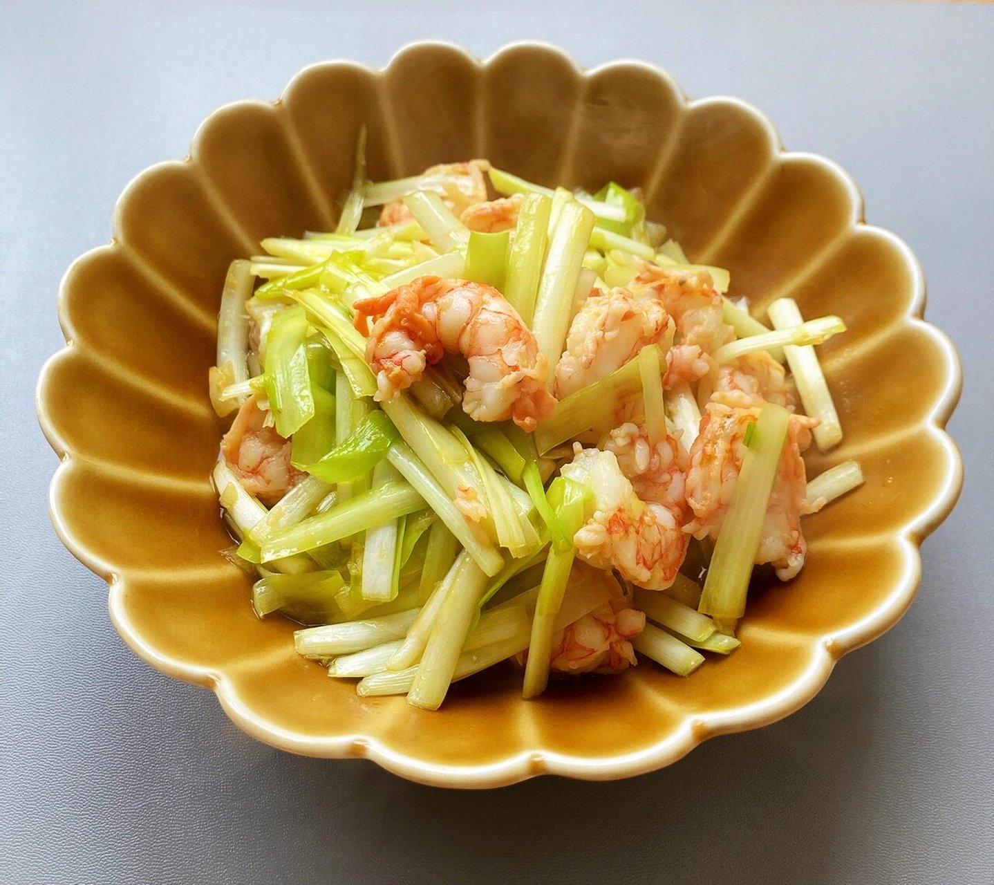 每日分享一道家常菜|韭黄炒虾仁 做法:1,鲜虾去头,剥掉虾壳,放料酒和