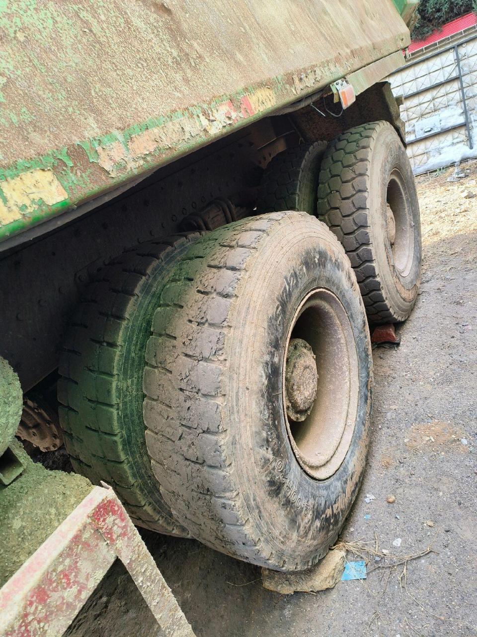 绿皮杰狮小前四后八渣土车