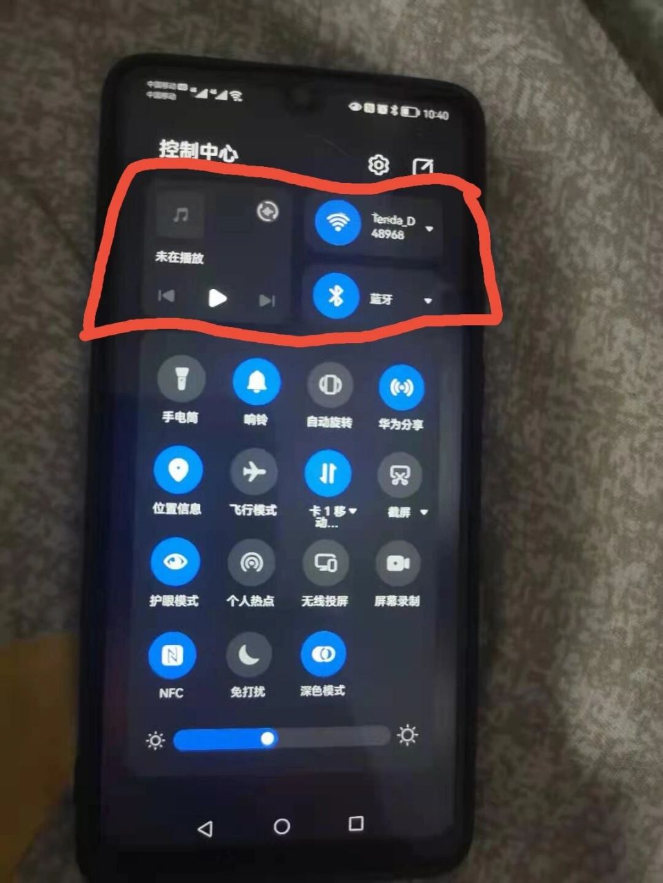 请问一下华为手机控制中心第一张图我标出来的这个音乐,wifi和蓝牙