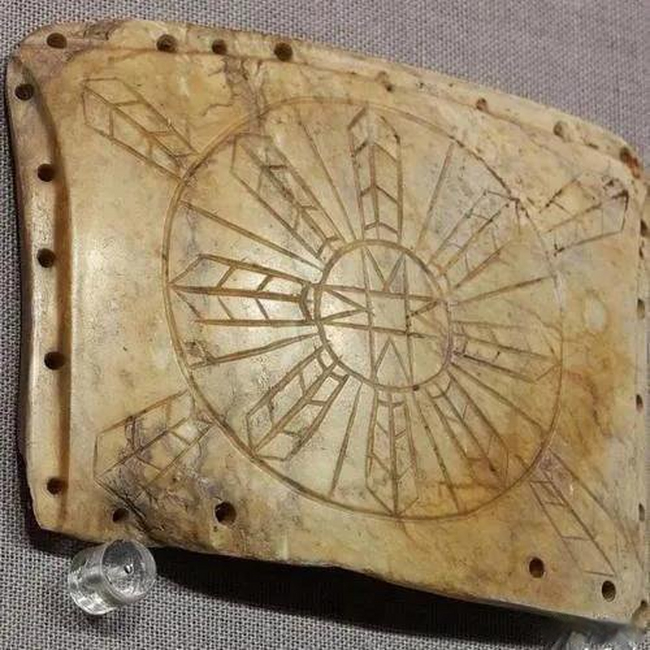 古玉居说玉# 凌家滩遗址出土的玉版,什么原始八卦?什么河图洛书?