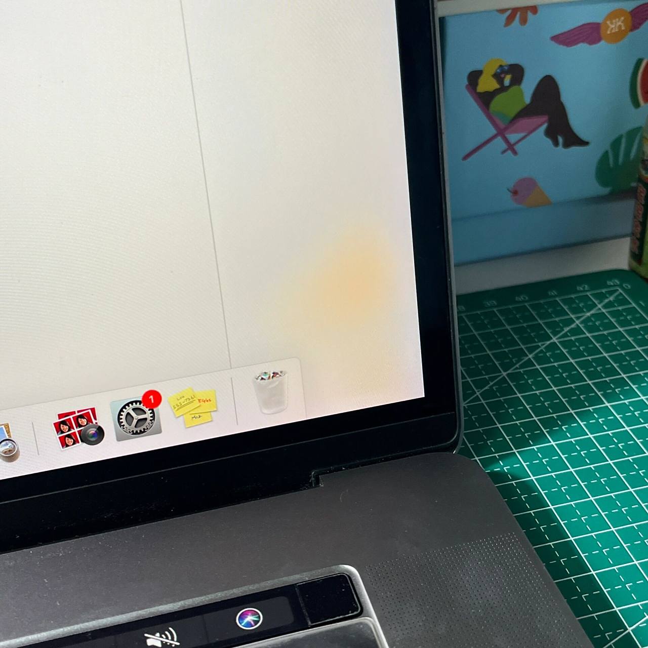 macbook屏幕有黄色斑块 开机就是这样了,大家有类似的情况吗?