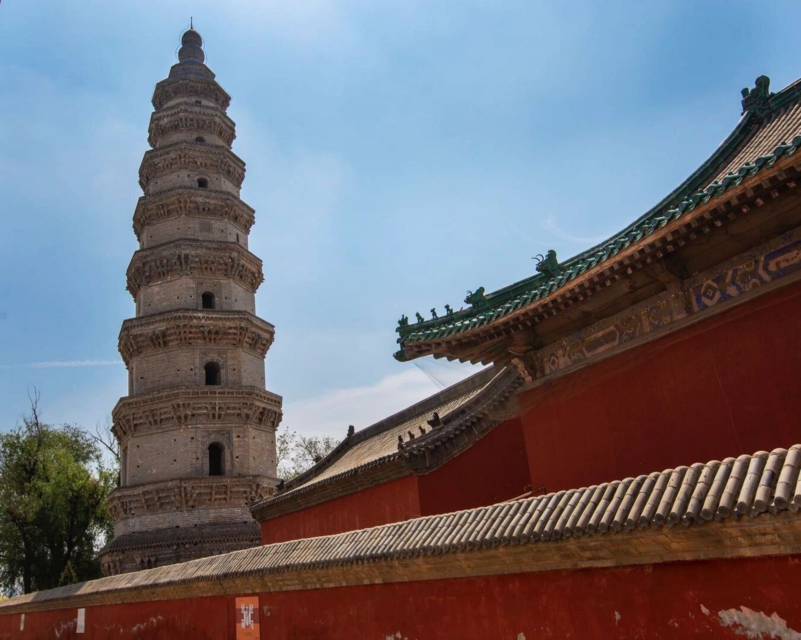 该塔原在宝云寺内,因此称宝云塔.