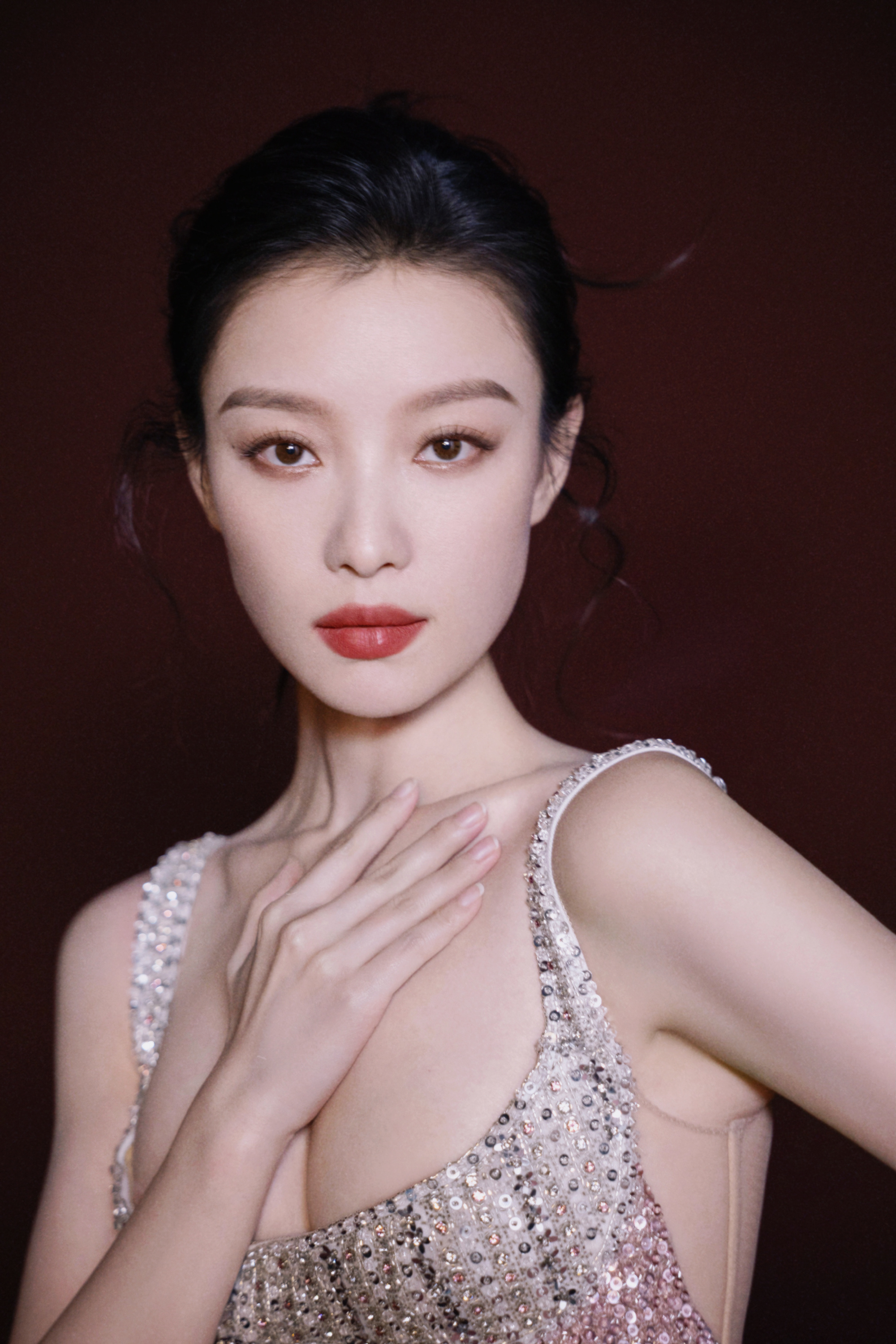 倪妮粉色渐变亮片礼服曼妙婀娜