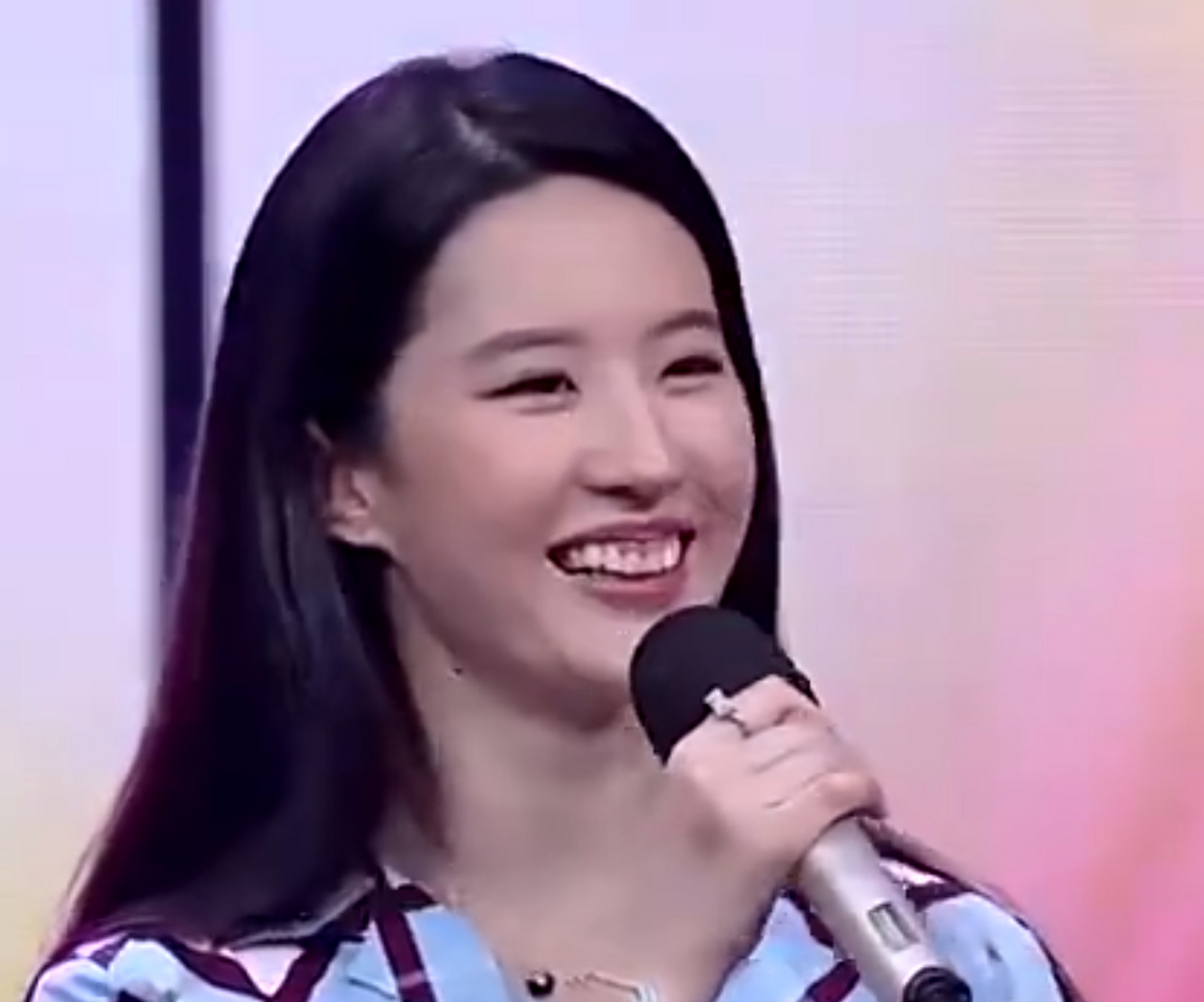 刘亦菲的牙要不要整一整?她曾表示不在意美丽?