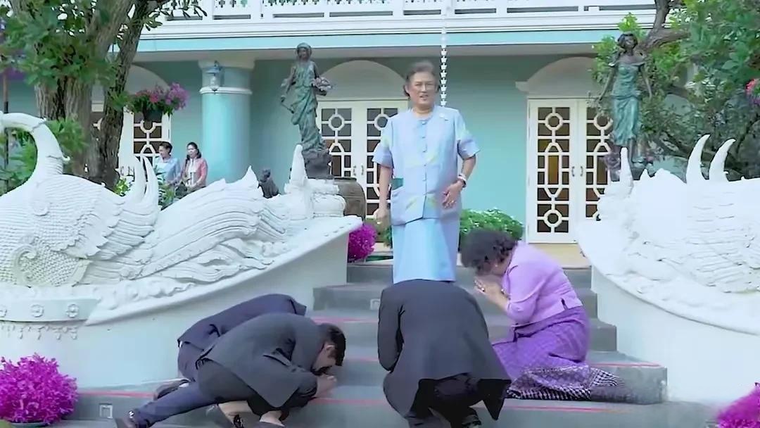 我们虽然尊重泰国的下跪行匍匐礼,但是真心讲,这种礼太难看了!