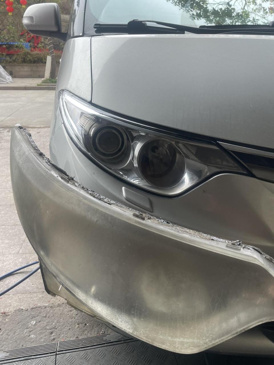 丰田大霸王大灯老化发黄,更换新灯罩.