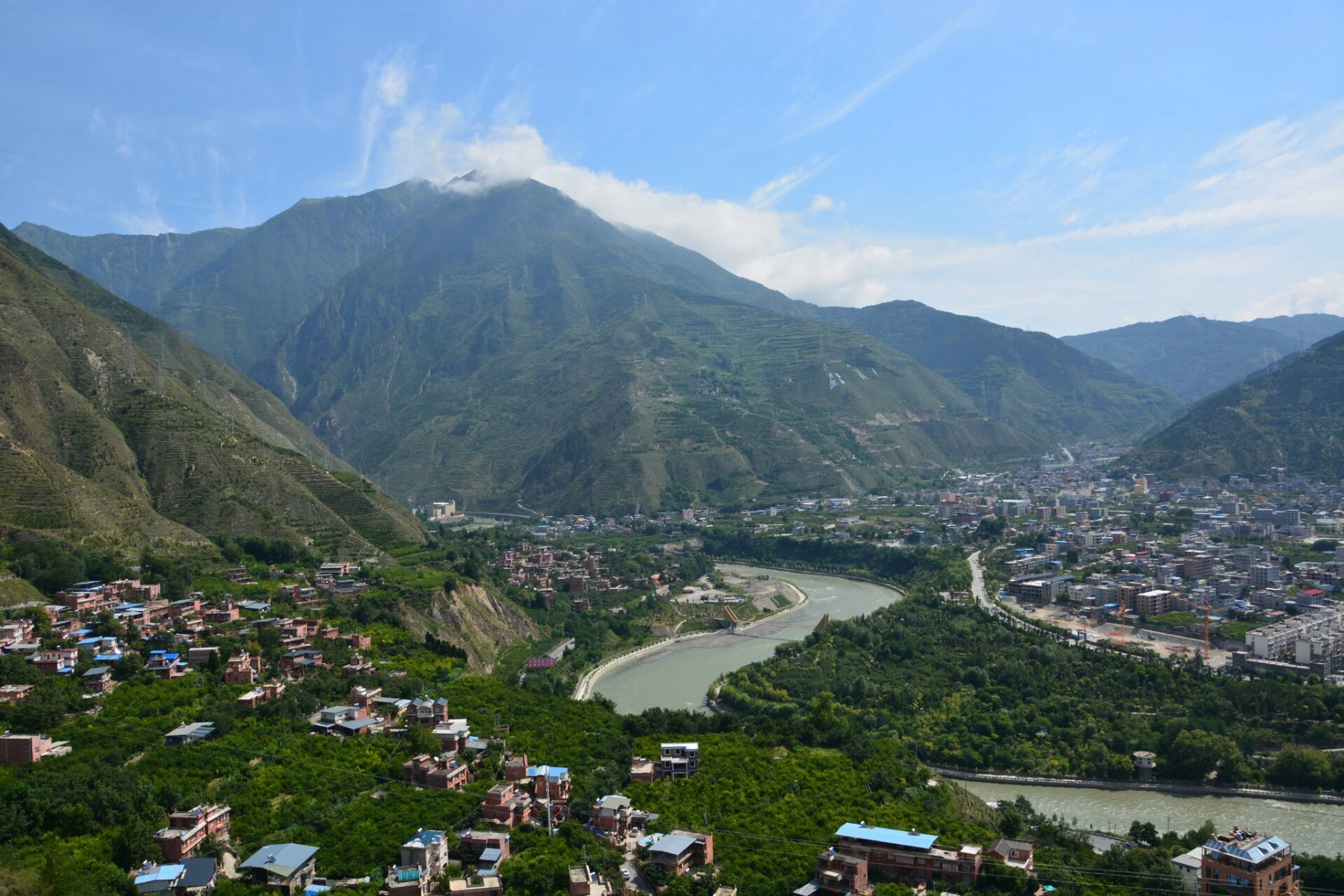 坪头羌寨位于四川,阿坝州茂县境内,坪头羌寨,海拔1688米,全村500余户